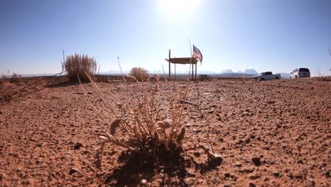 la bandera de los estados unidos ondea en el viento en el desierto de arizona.