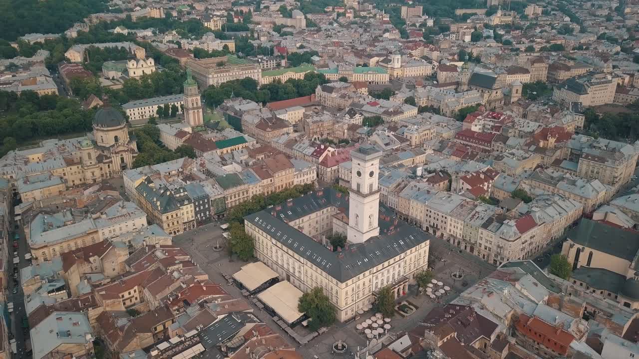 video aéreo de la ciudad europea de lviv, ucrania. plaza rynok, ayuntamiento central, iglesia dominicana