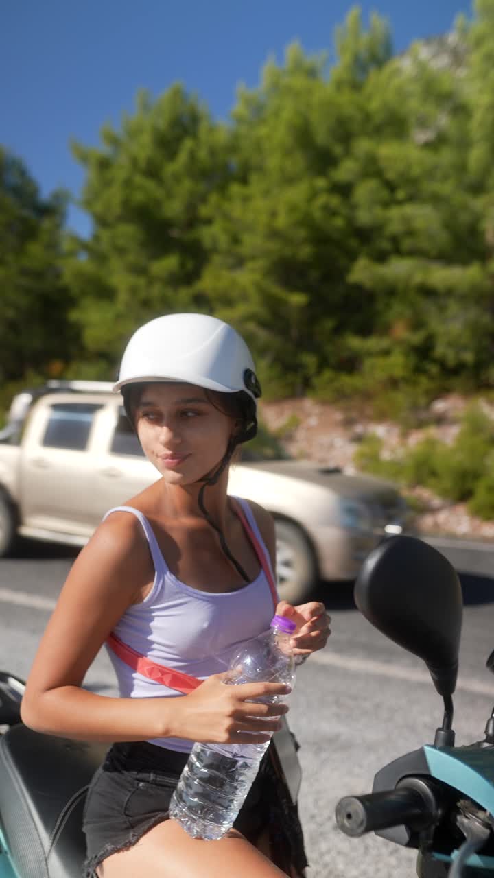 mujer en un scooter, disfrutando de un viaje por carretera