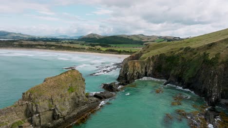 Vista-Aérea-De-La-Erosión-De-Las-Rocas-Costeras-En-La-Costa-Salvaje,-Escarpada-Y-Rocosa-De-Cannibal-Bay-En-Catlins,-Isla-Sur-De-Nueva-Zelanda-Aotearoa