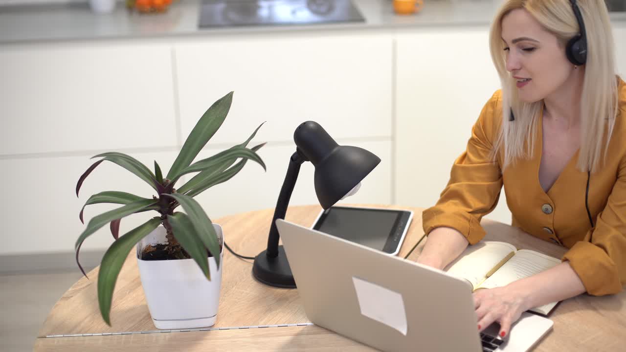 trabajo remoto desde casa. mujer joven usando portátil. puesto de trabajo independiente en la oficina de la cocina. teletrabajo en aislamiento, empresa femenina, compras en línea. estudiante en educación a distancia.