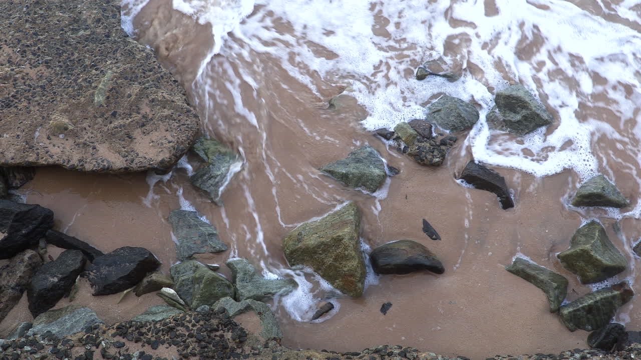 ласковые океанские волны и морская пена накатывают на тропические