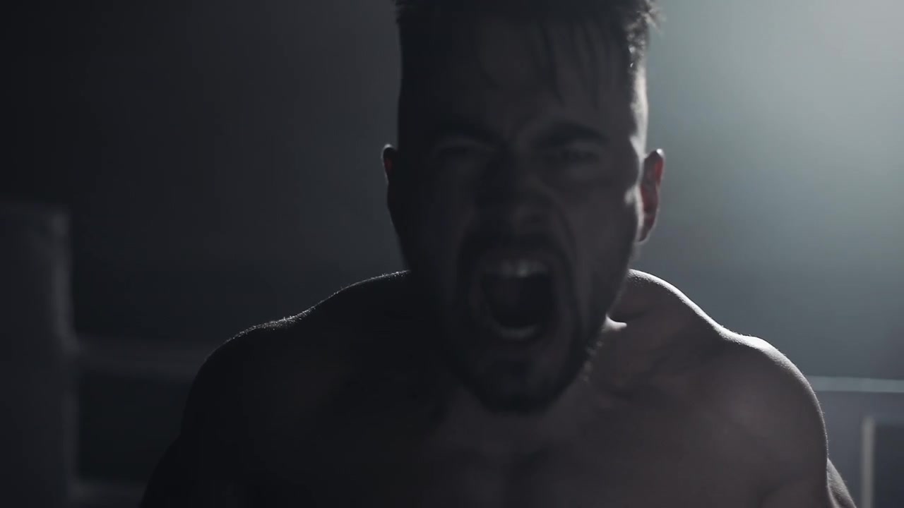 Intensiv boxare som skriker och biter ihop tänderna i slow motion.