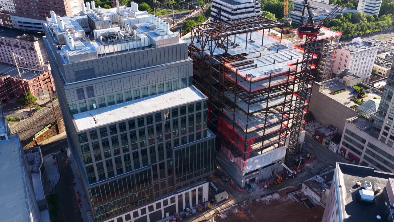 Vista aerea inversa del Progetto HELIX in costruzione a New Brunswick, New Jersey.