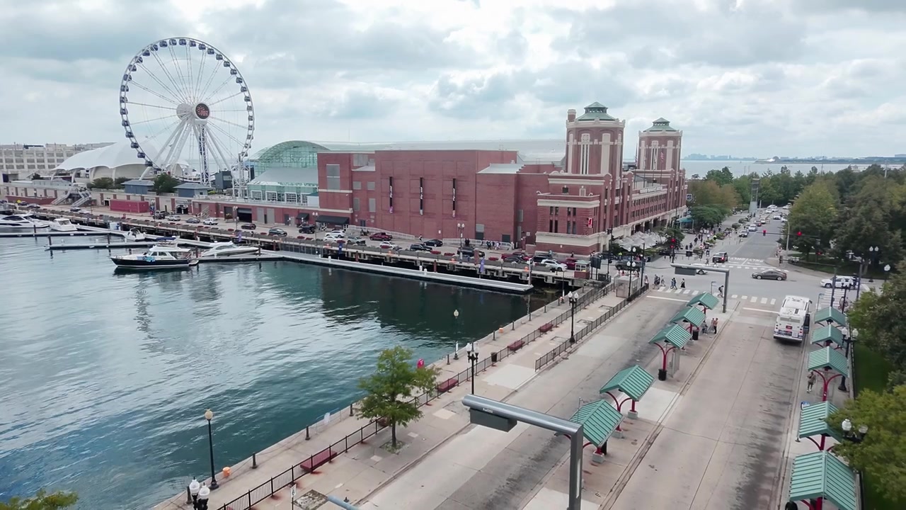Ripresa con drone del Navy Pier di Chicago con la ruota panoramica e lo skyline di Chicago sullo sfondo