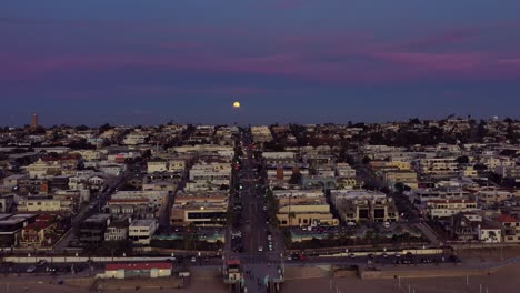 Residential-And-Business-in-Manhattan-Beach-At-Night-In-California,-USA