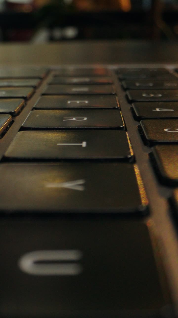 primer plano de un teclado de portátil