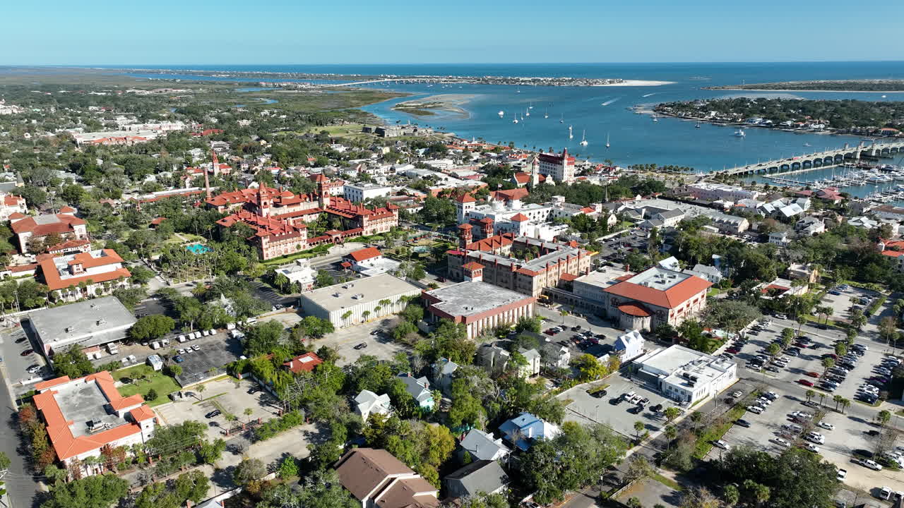 Una prospettiva aerea mette in risalto il quartiere storico di St. Augustine con i tetti di tegole rosse e l'Oceano Atlantico.