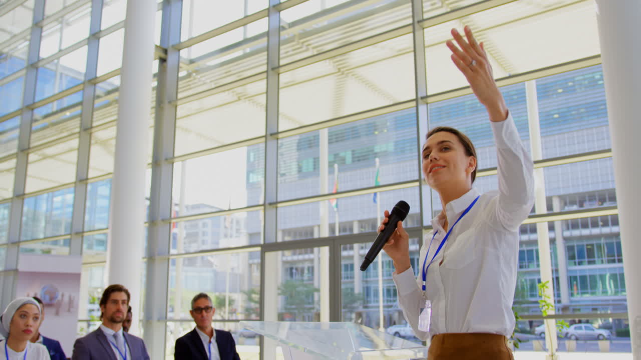 비즈니스 세미나에서 연설하는 백인 여성 연설자 4k