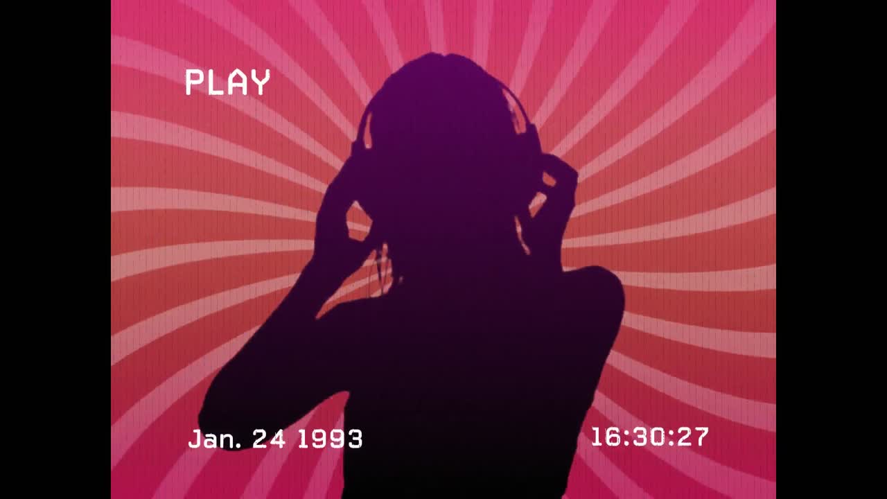 분홍색 배경에 춤추는 여성의 빈티지 비디오