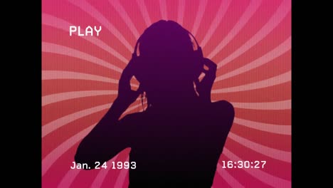 video vintage de una mujer bailando sobre un fondo rosa
