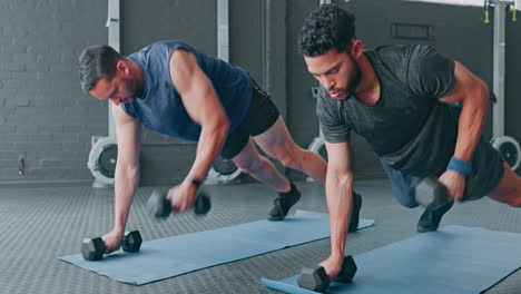 fitness, gimnasio y pushup para hombres con kettlebell