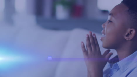 animación de luces sobre feliz hijo afroamericano divirtiéndose con el padre en el sofá