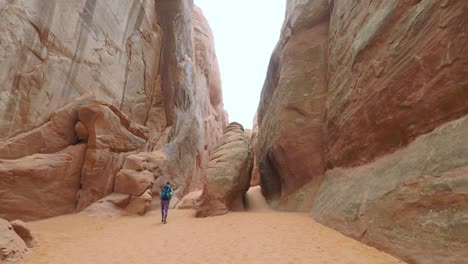 mujer joven haciendo senderismo en el parque nacional arches