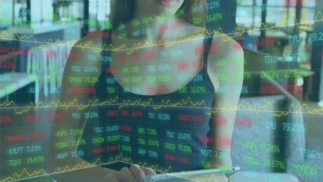animación del procesamiento de datos financieros sobre una mujer de negocios en la oficina