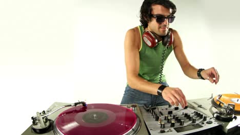 Hombre-retro-dj-25