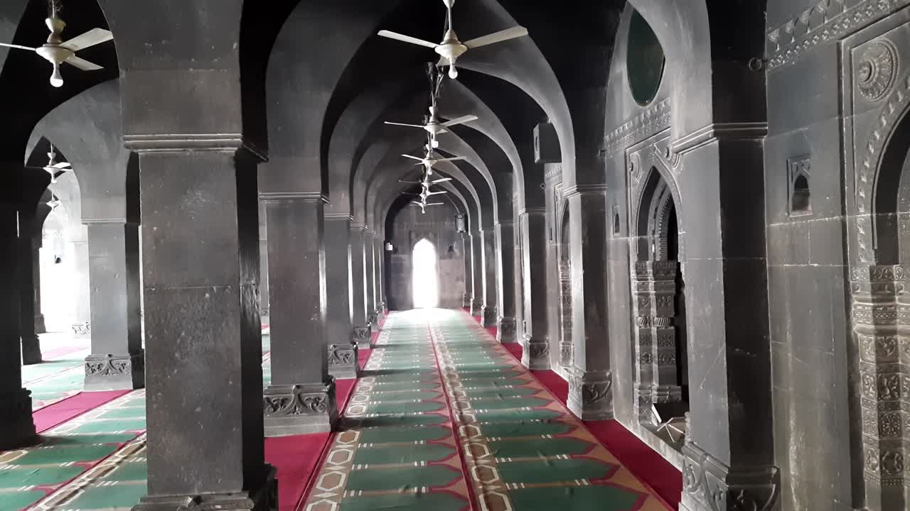 arcos dentro de la sala de oración de la mezquita de piedra negra - jama masjid - burhanpur