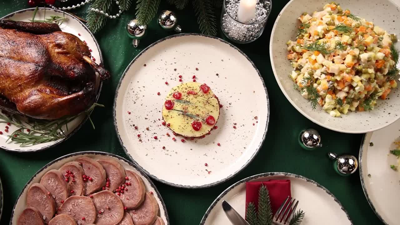 mesa de cena de navidad con aperitivos