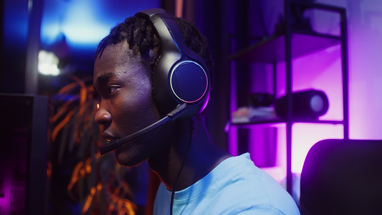 Gamer som spiller videospill