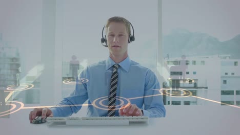 Animación-De-Un-Hombre-De-Negocios-Usando-Auriculares-Telefónicos-Y-Una-Red-De-Conexiones