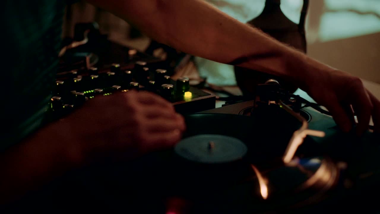 dj profesional o director de grabación mezcla la música