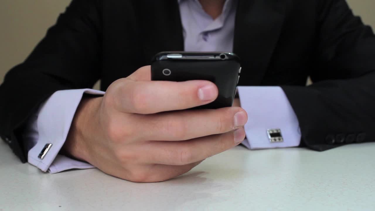 Biznesmen korzystający z telefonu komórkowego 11