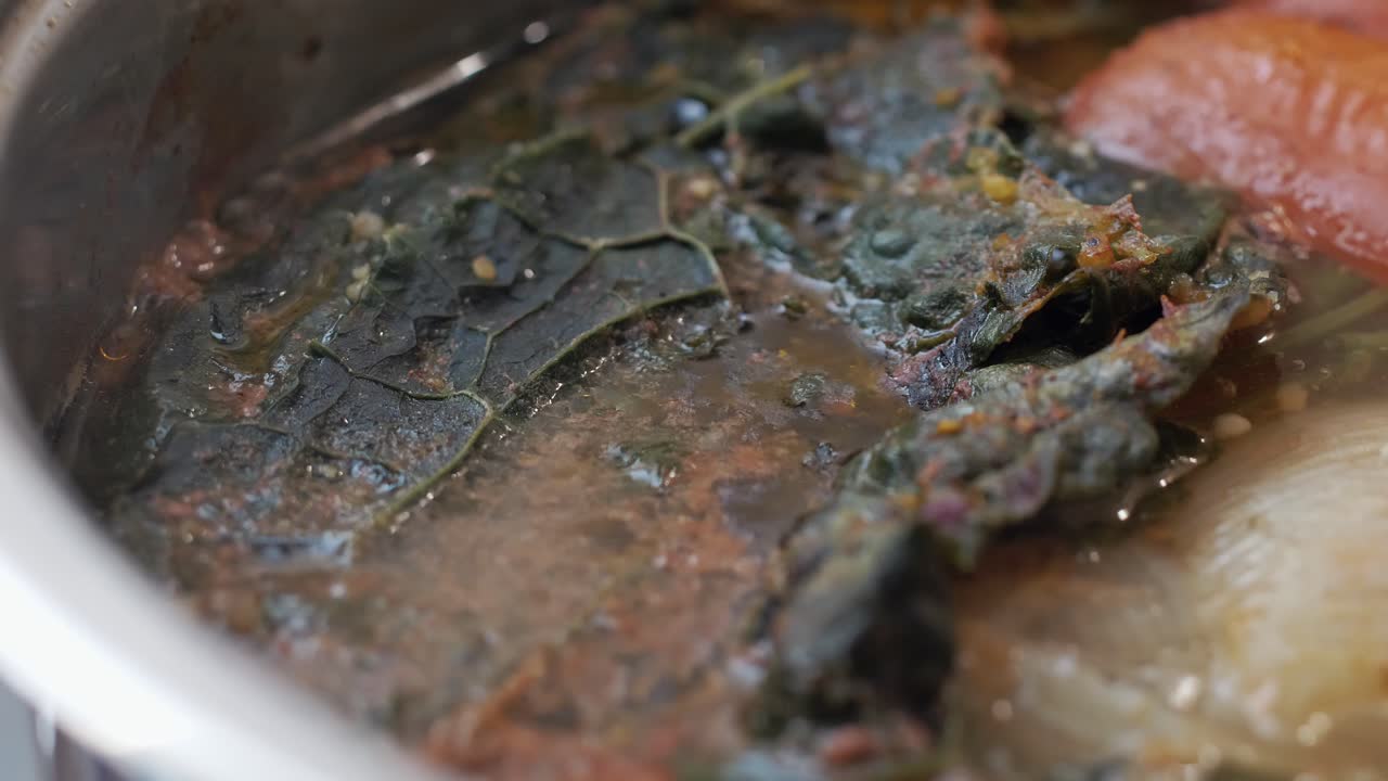 맛있는 야채 요리를 만들기 위해 약간의 채소를 곁들인 케일, 토마토, 양파 - 극단적인 클로즈업