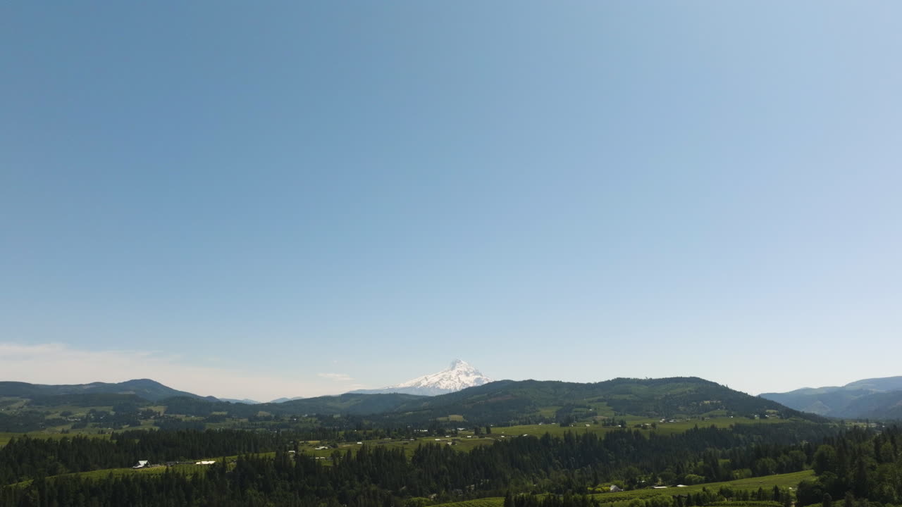 vista aérea inclinada sobre la zona rural de oregón con el fondo nevado de mt hood, en los soleados estados unidos