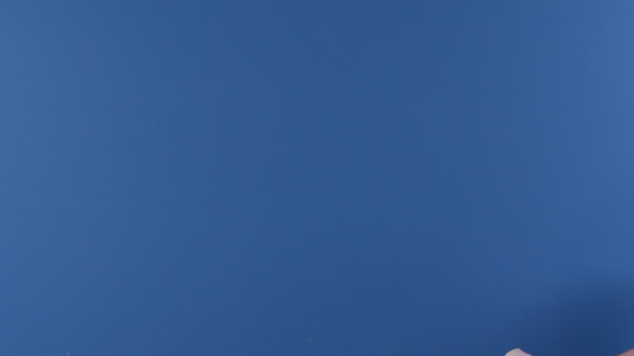 se ve una mano tirando un rollo de papel higiénico hacia la cámara