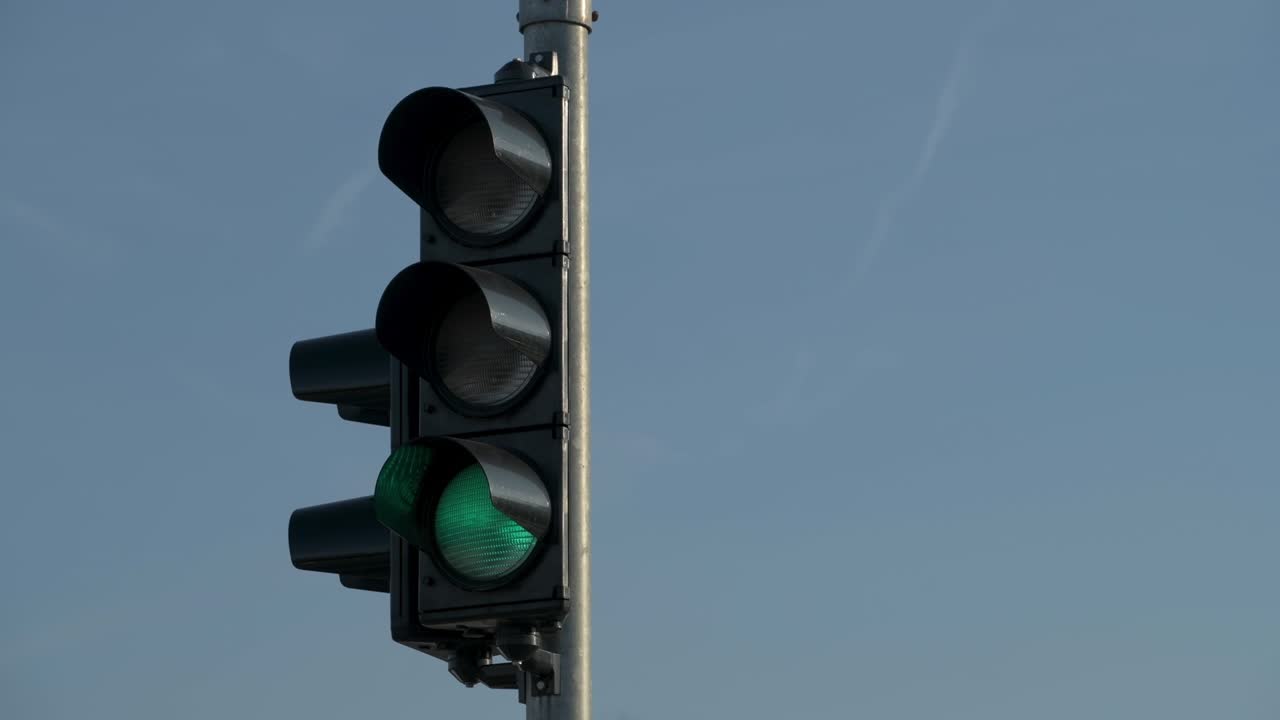 semáforo de luz de tráfico cambiando de colores de rojo, amarillo a verde