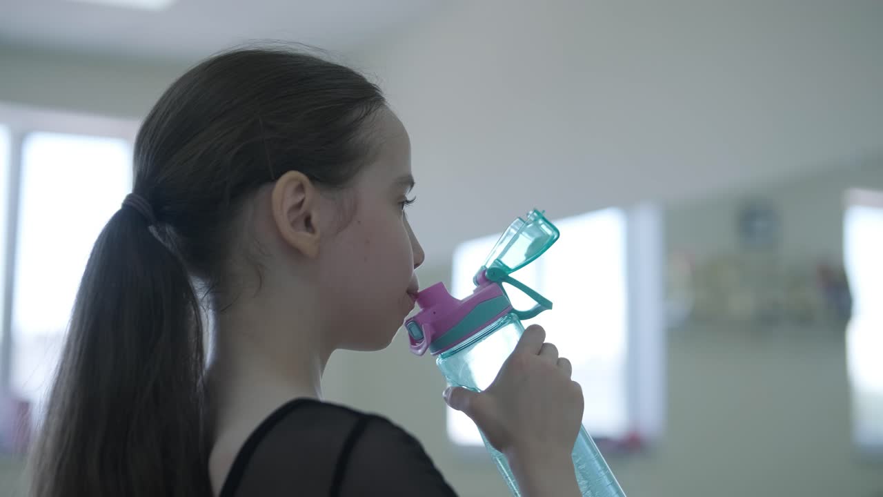 joven bailarina practicando movimientos de baile en el estudio