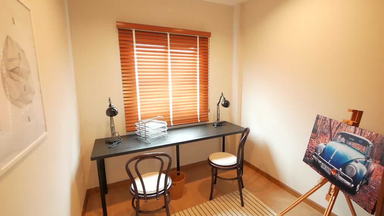 pequeño espacio de trabajo en el estado de ánimo de iluminación cálida