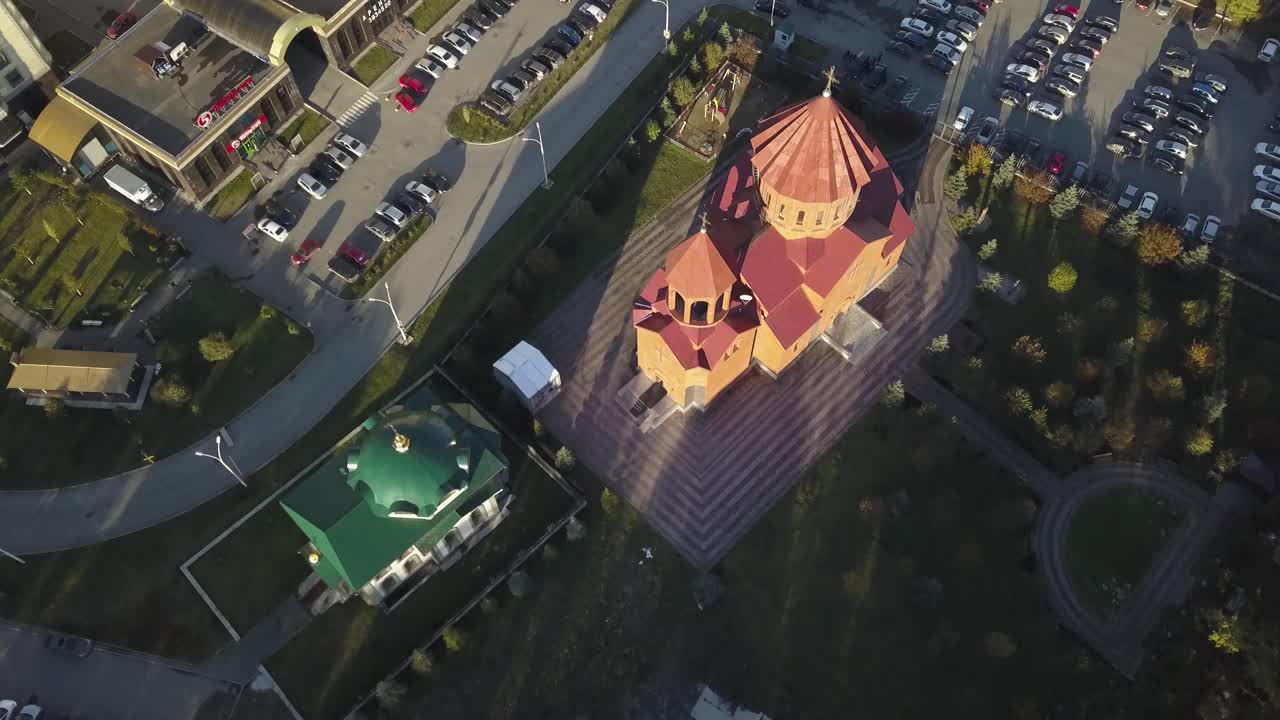 교회 와 쇼핑몰 단지 의 공중 에서 볼 수 있는 모습