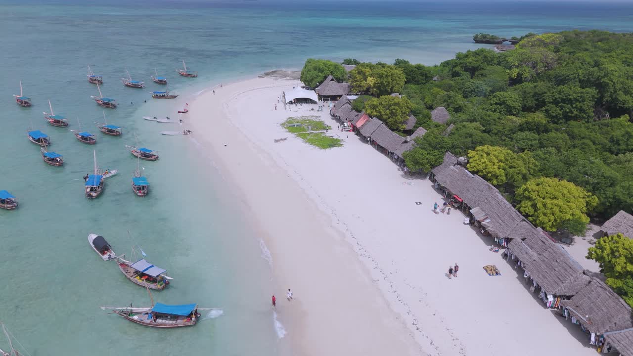 Kwale-saaren trooppiset paratiisirannat Tansaniassa turisteille, ilmakuva