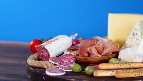 the antipasto on the wooden tray slowly rotates.