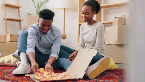 Pareja-Feliz-Con-Pizza-Mudándose-A-Una-Nueva-Casa