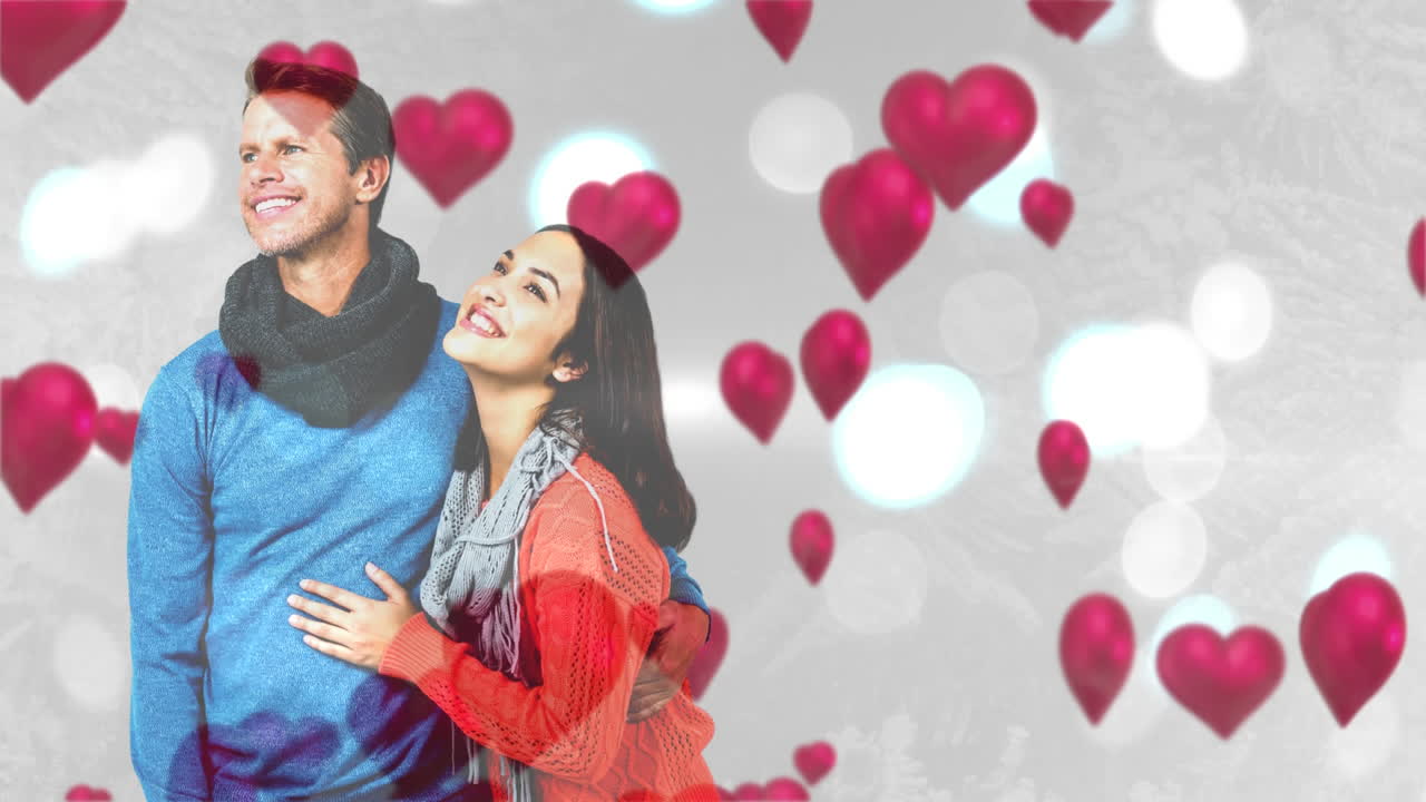 Casal feliz abraçado e sorrindo para o horizonte