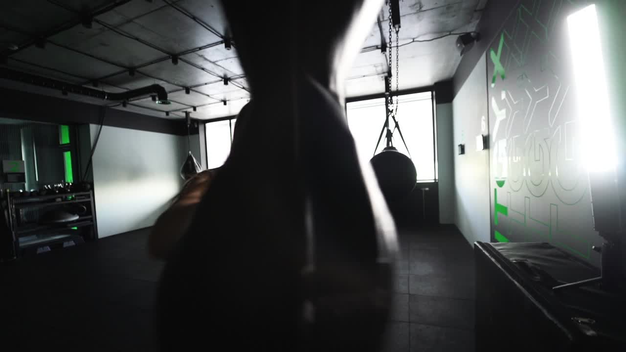 mujer boxeando en un gimnasio