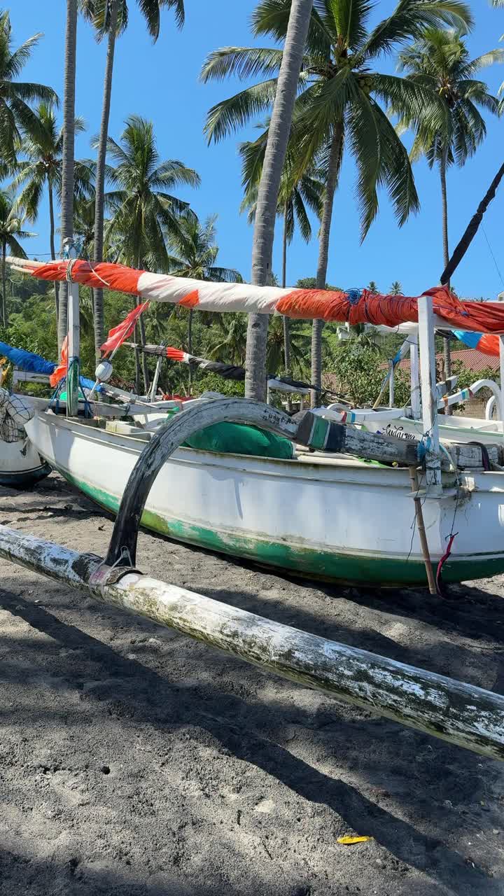 Barche da pesca tradizionali su una spiaggia tropicale con palme
