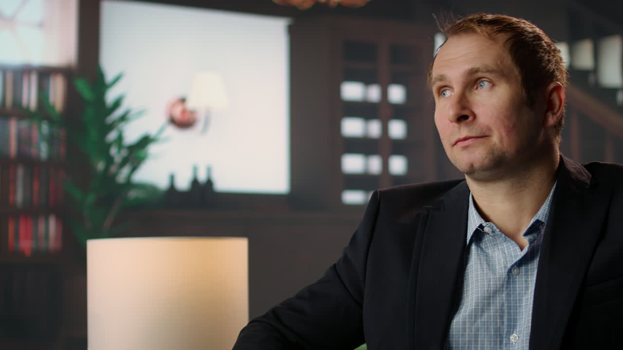 miembro de la alta sociedad disfrutando de un vaso de whisky bourbon