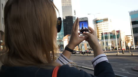 Mujer-En-La-Ciudad-Tomando-Fotografías-Con-Su-Teléfono-Inteligente.