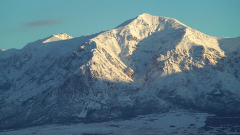 Panorámica-Hacia-Abajo-Ben-Lomond-Mountain-Mediados-De-Invierno-Crujiente-Mañana-Fría-Ogden-Utah-Rango-Wasatch-Fuera-De-Foco-Enfocando-Slc