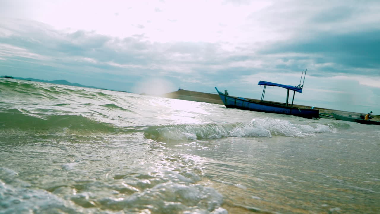 hermosa playa con olas que llegan a la orilla de una playa de arena blanca en un tropical durante una puesta de sol