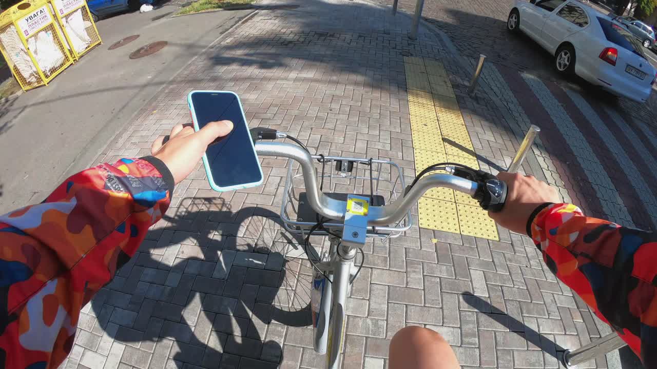 자전거 타는 사람 과 보행자 가 있는 도시 거리 장면