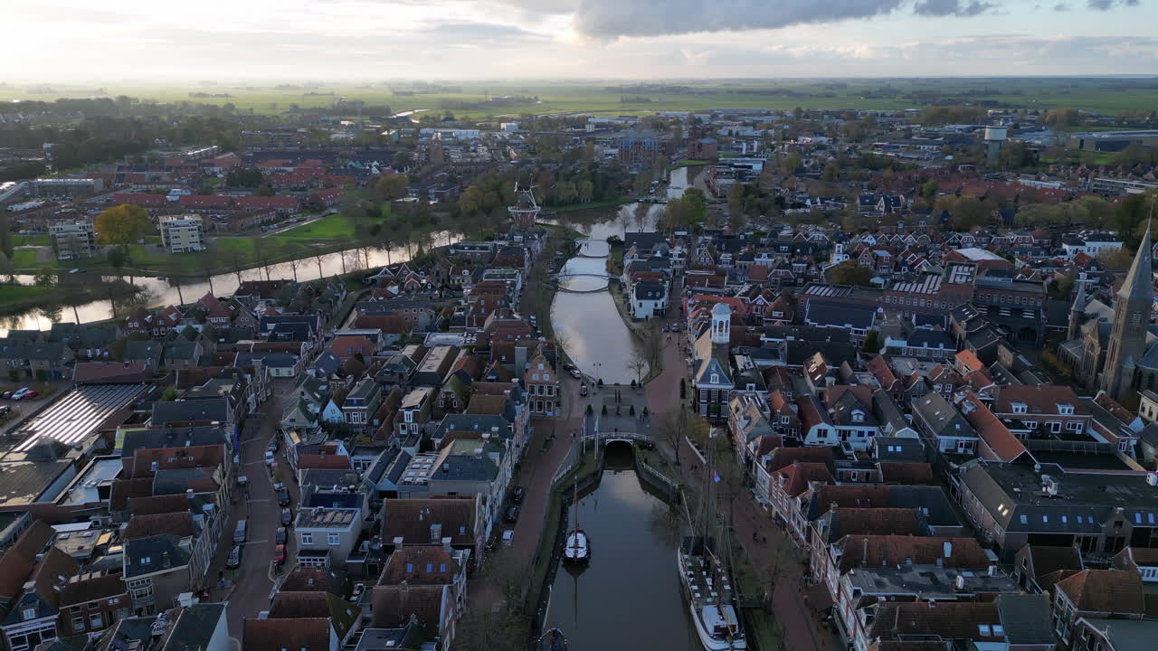 공중에서 볼 수 있는 모습: 도 시와 그 중심에 있는 교회