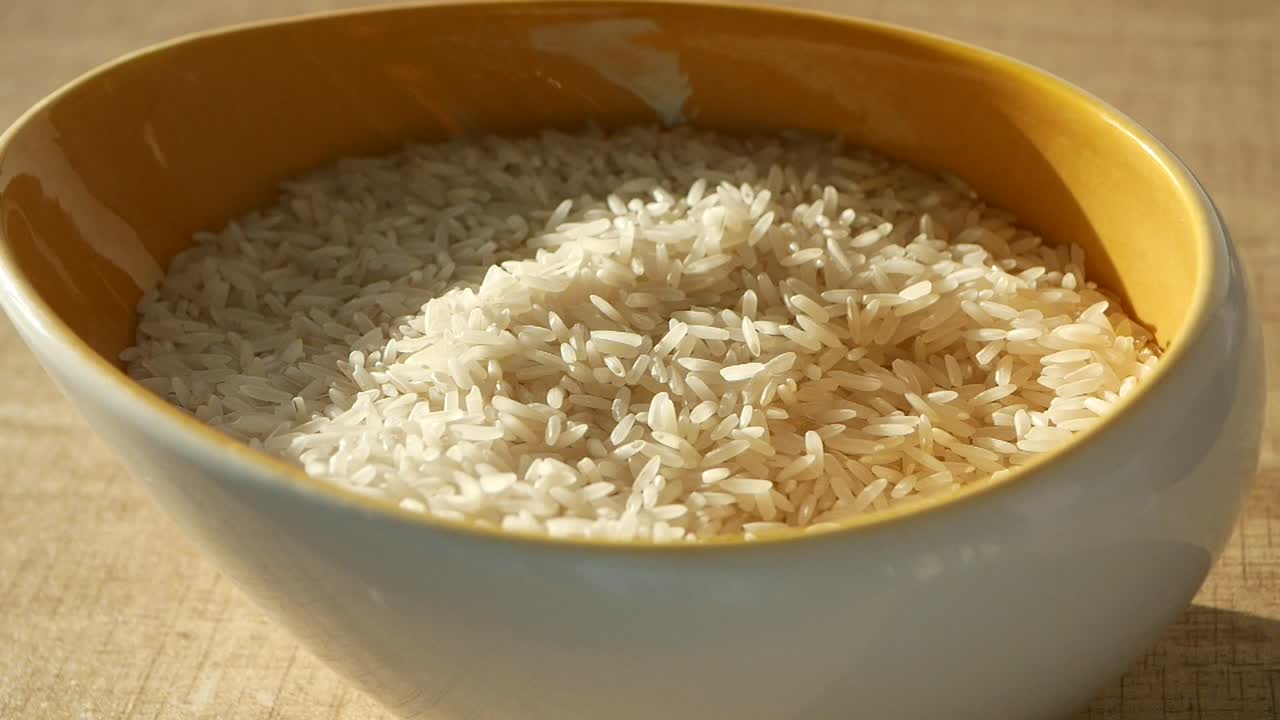 un plato de arroz blanco con una cuchara de madera