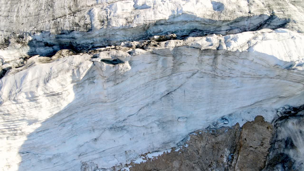 vistas aéreas de la montaña marmolada en los dolomitas, italia