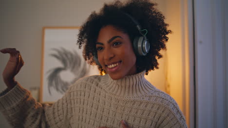 Modelo-Alegre-Bailando-Auriculares-Interior-De-Noche.-Niña-Africana-Escuchando-Música