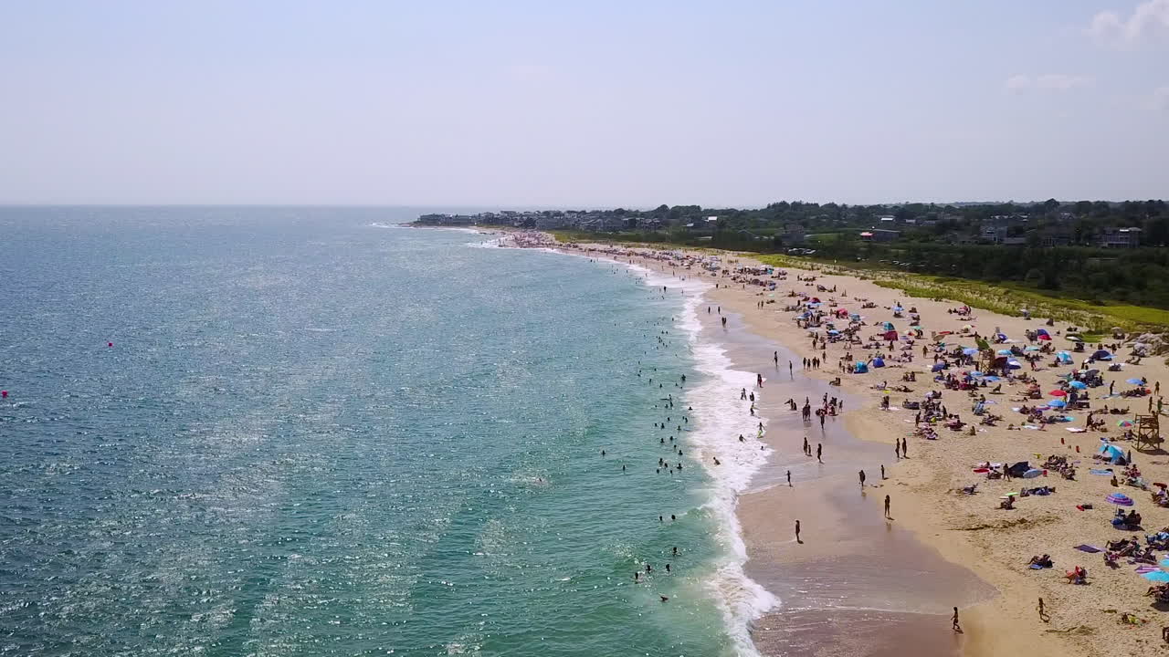 드론이 바다를 고 파도가 깨지고 해변에서 휴가를 보내는 사람들