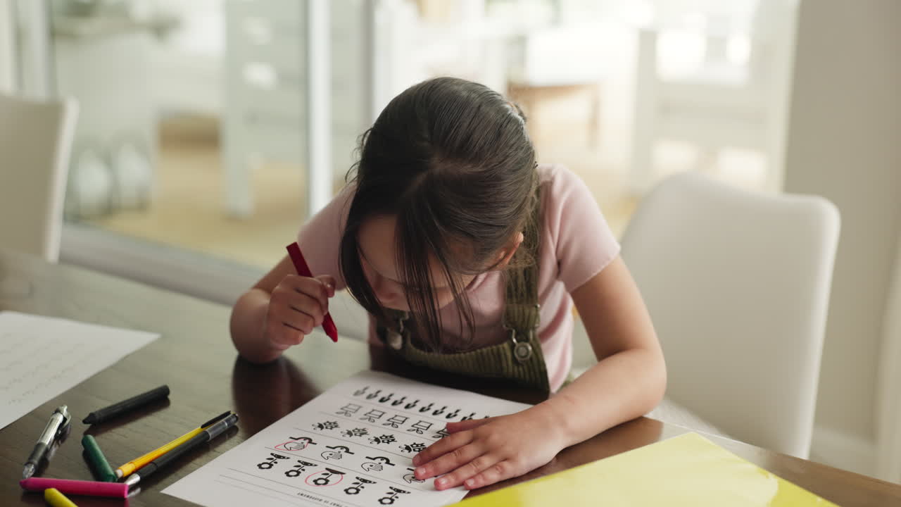 Una bambina che colora un foglio di lavoro